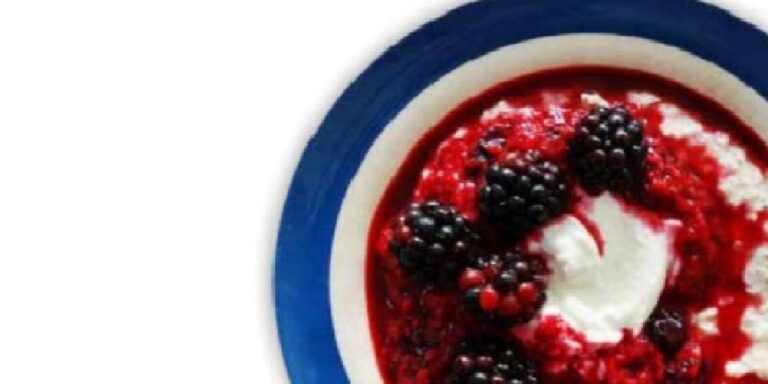 Healthy porridge with berry compote